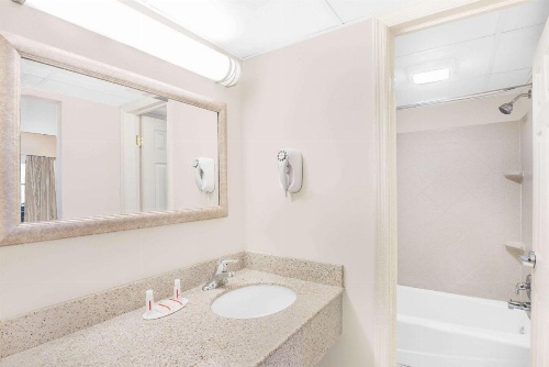 Days Inn by Wyndham Springfield/Phil.Intl Airport image 6